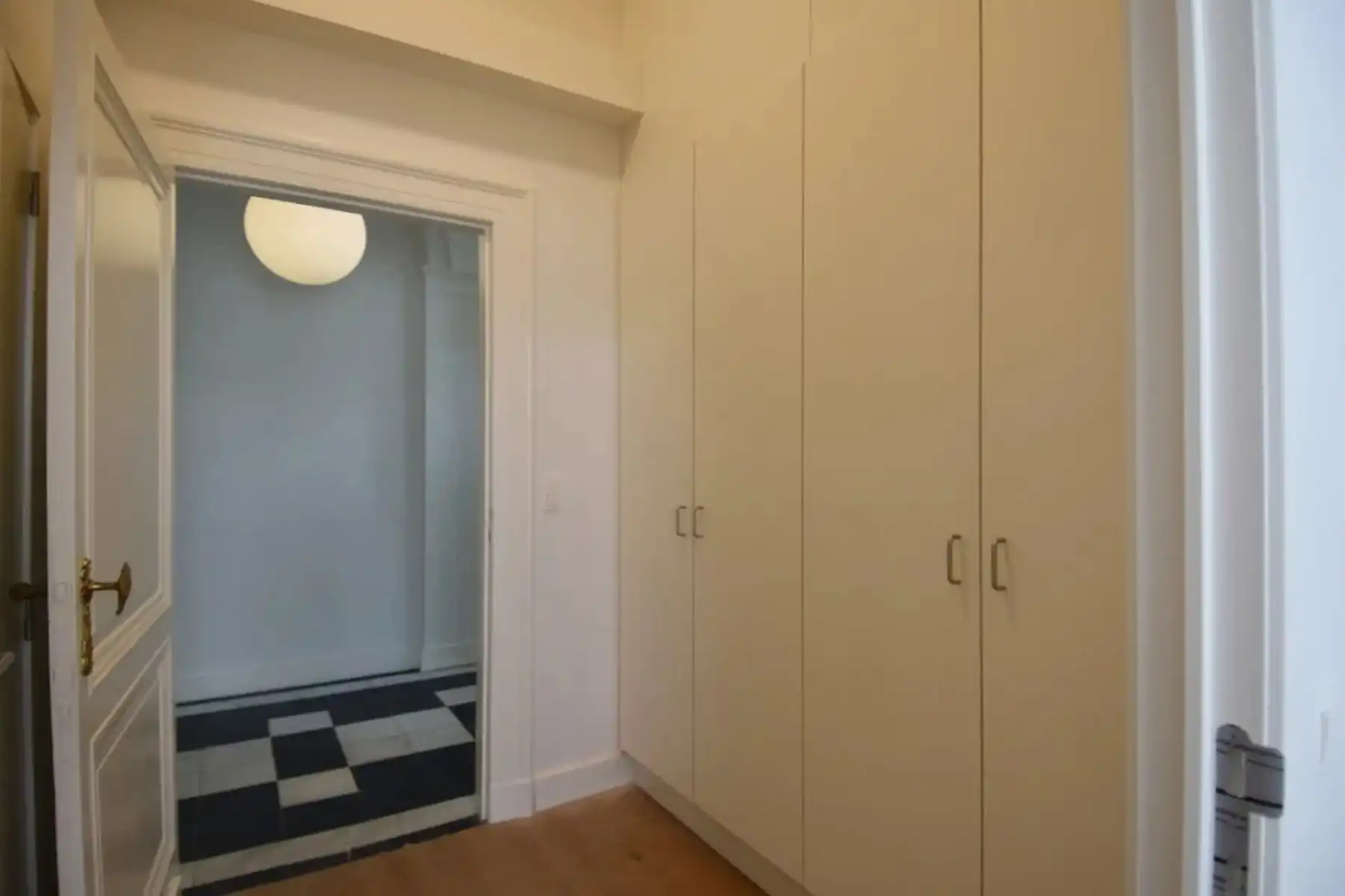 Charmante woning in monumentaal klassegebouw foto 10