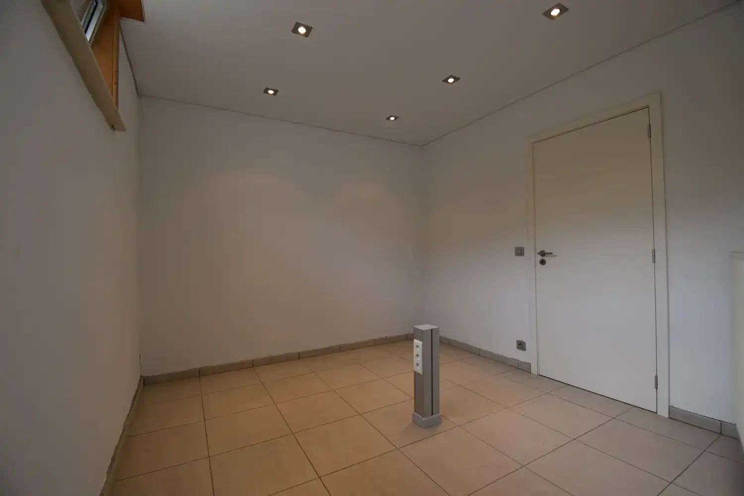 Ruime woning met praktijkruimte te Ruiselede. foto 27