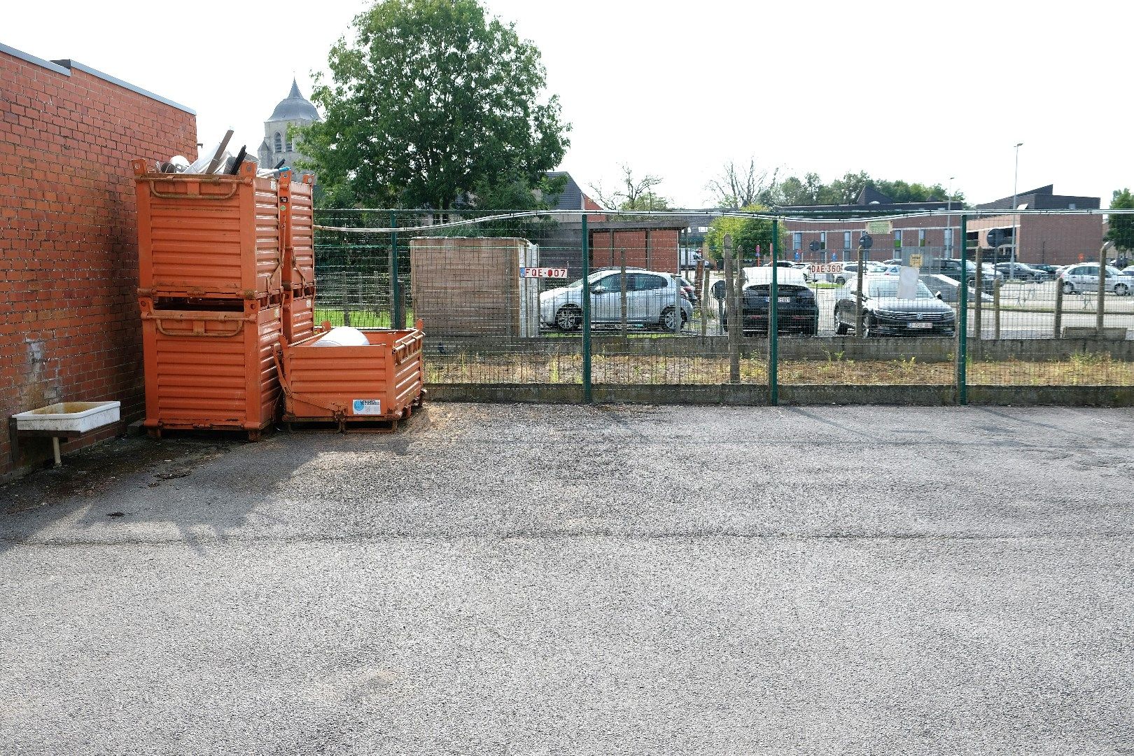 8 garages en 3 staanplaatsen in het centrum van Brakel foto 3