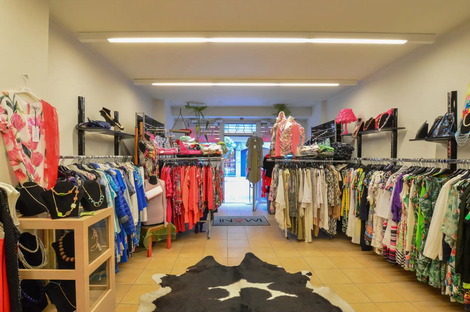 Goed gelegen handelsruimte/winkelruimte in het toeristisch centrum van Bredene aan zee foto 2