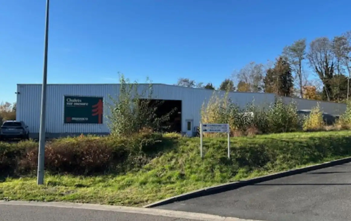 Uitzonderlijke industriële site van 2.721 m² met appartement en studio op terrein van 1,45 ha in Manage foto {{pictureIndex}}