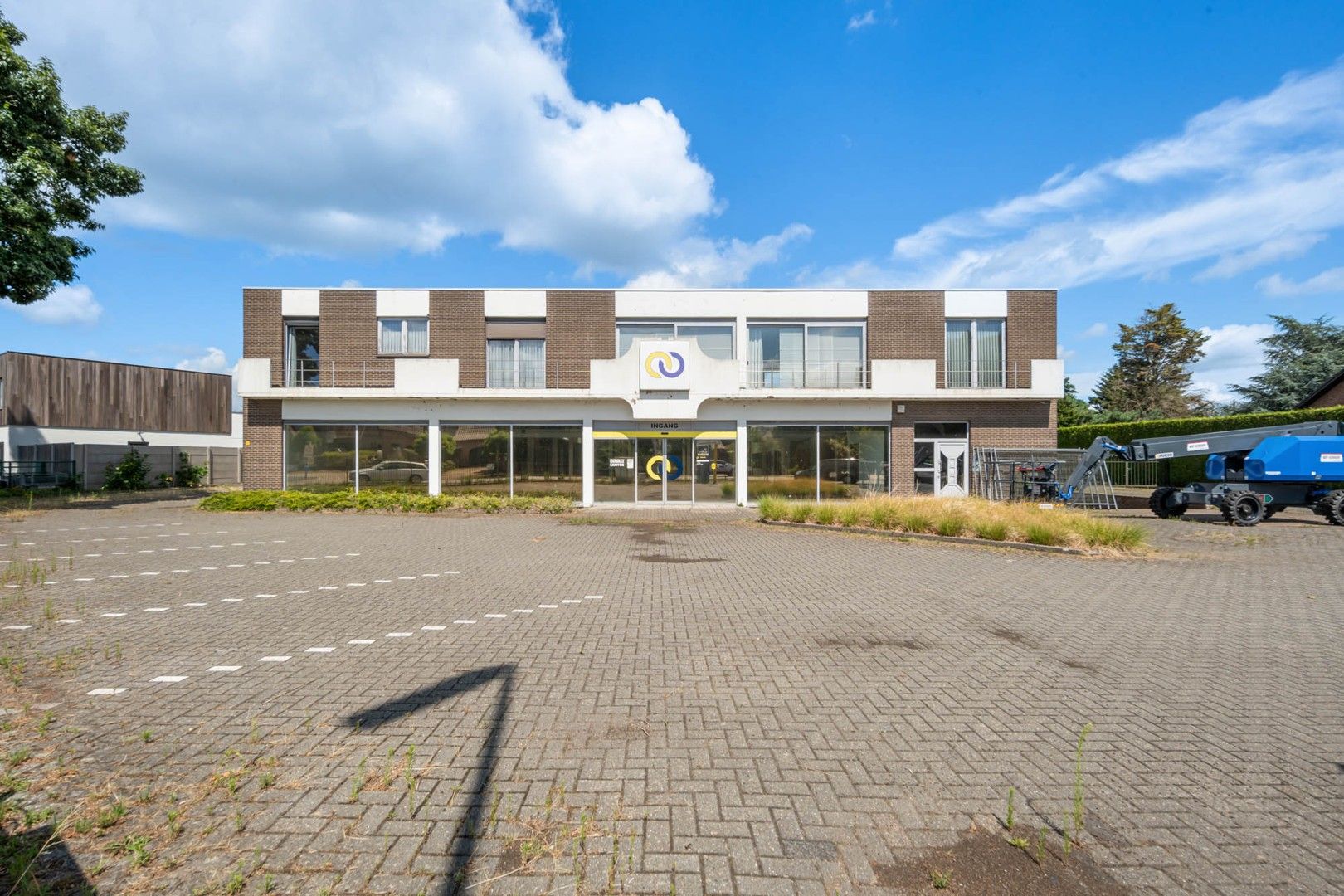 Bedrijfsgebouw (showroom/magazijn) met appartement gelegen op een perceel van 33a 50ca! foto 2
