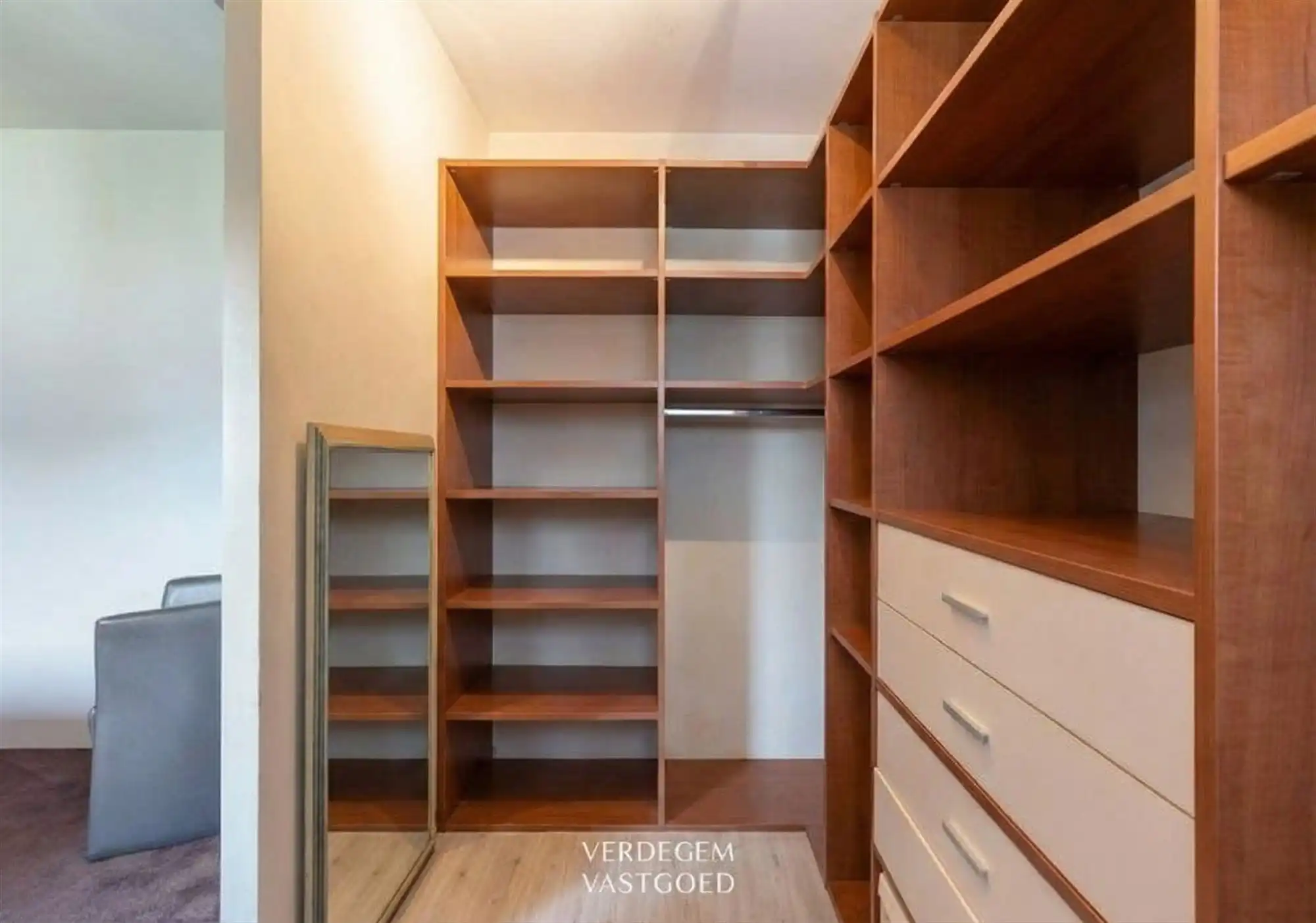 Knappe gezinswoning met 3 slaapkamers, zonnige tuin en achterliggende weilanden foto 14