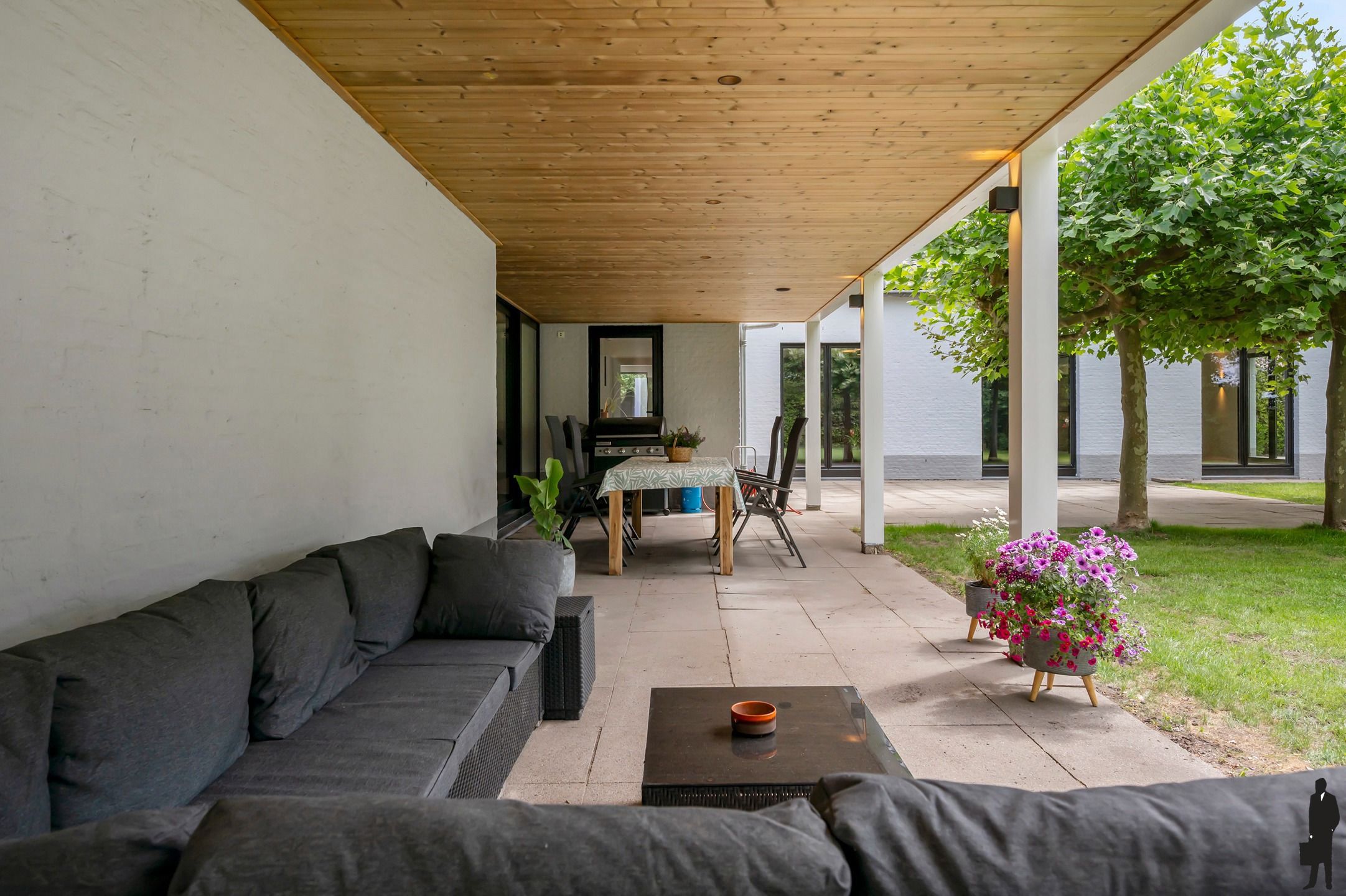 Gerenoveerde villa op 1.900 m² nabij de Nederlandse grens foto 6