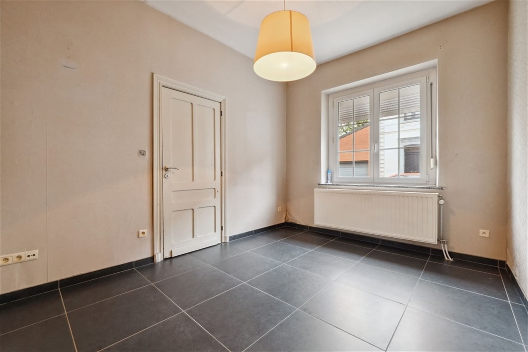 KNUSSE RIJWONING VLAKBIJ HET CENTRUM VAN LANDEN   foto 6