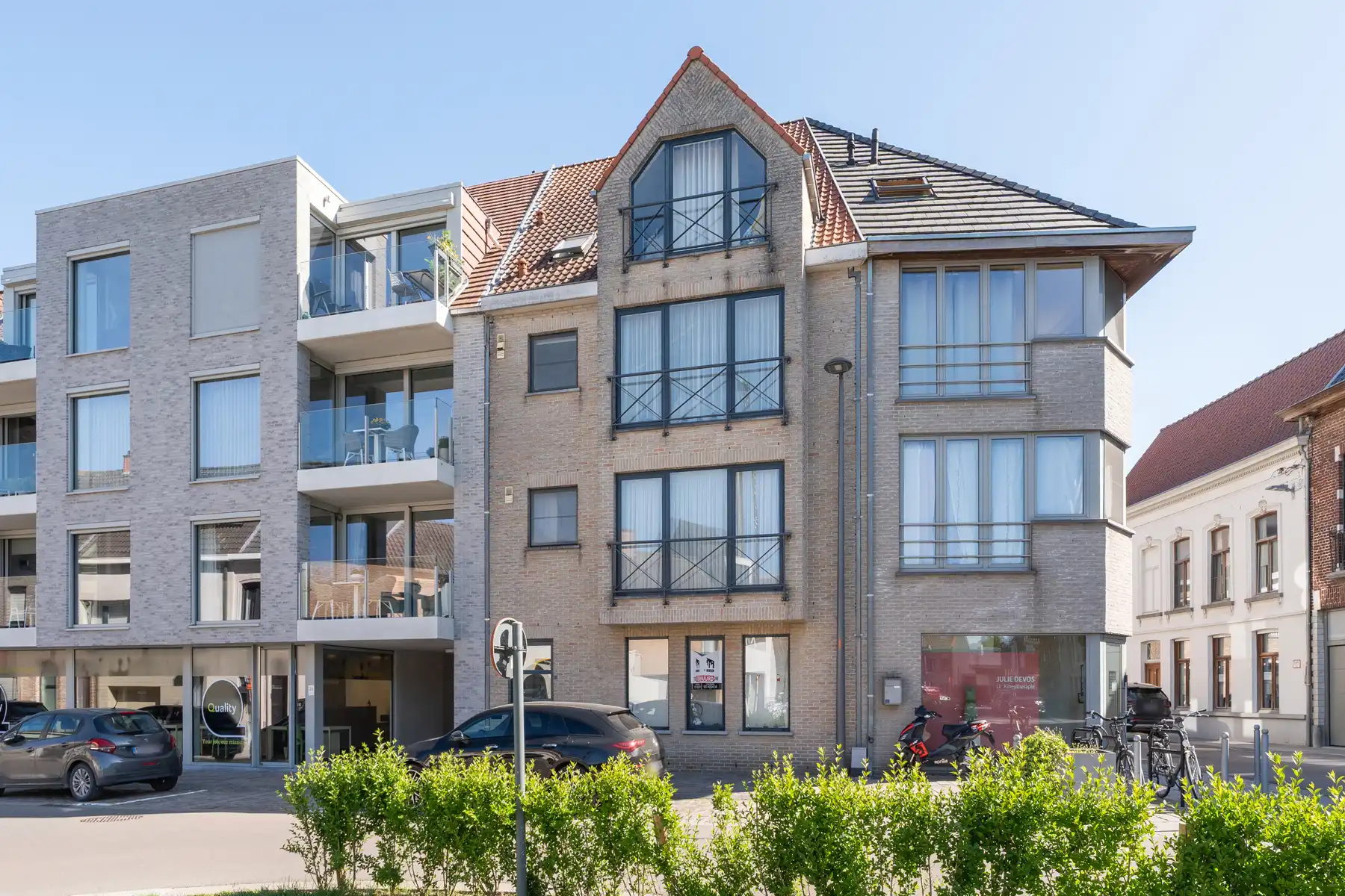 Opbrengsteigendom met 4 appartementen.  foto {{pictureIndex}}