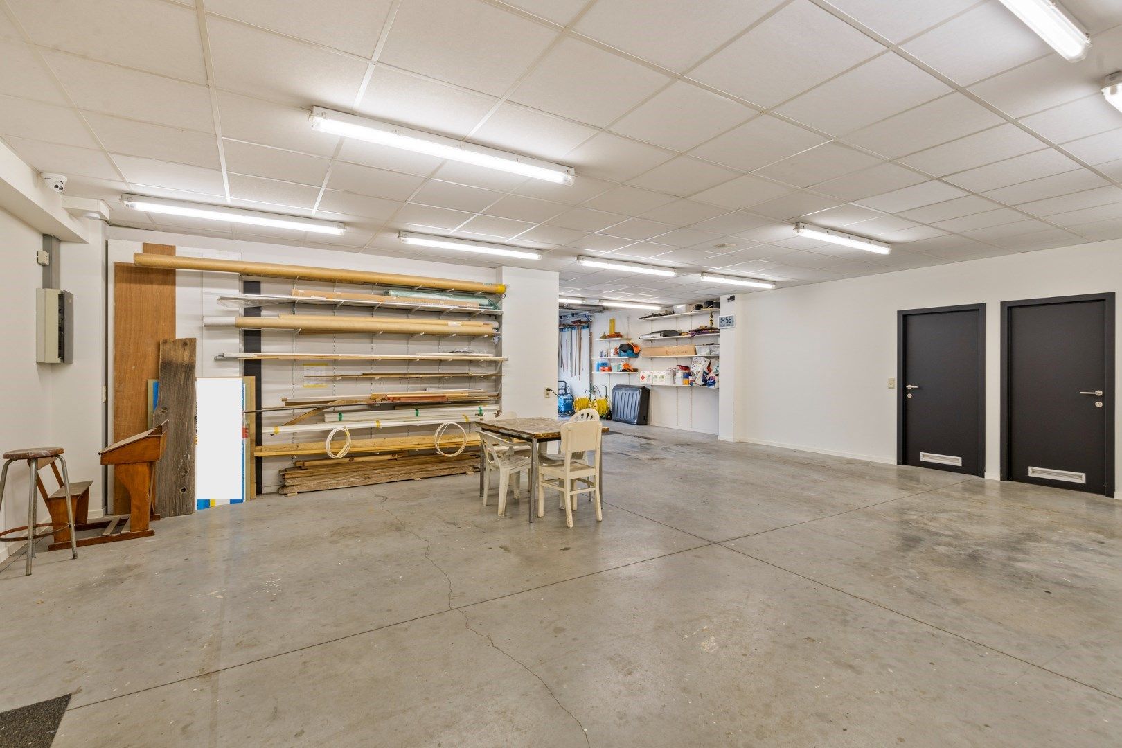Handelsgelijkvloers/atelier/praktijkruimte van 357 m2 en 6 parkings! foto 15