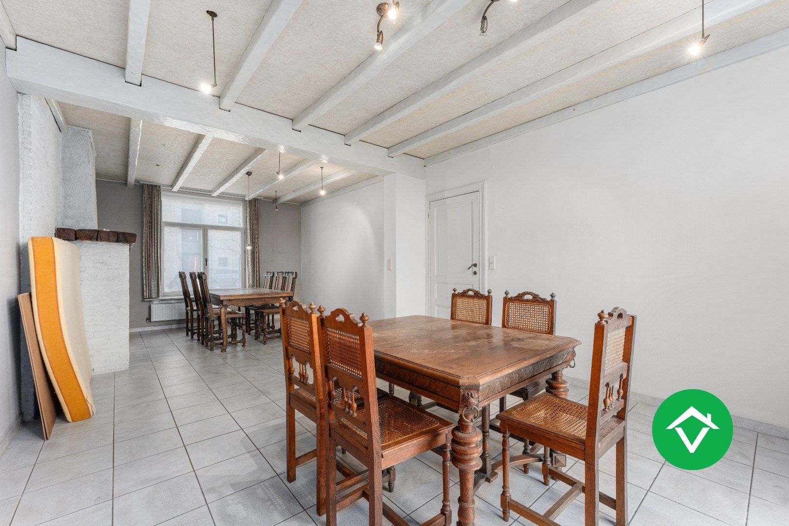 Ruim herenhuis met 4 slaapkamers en aparte garagebox in centrum Gistel foto 3