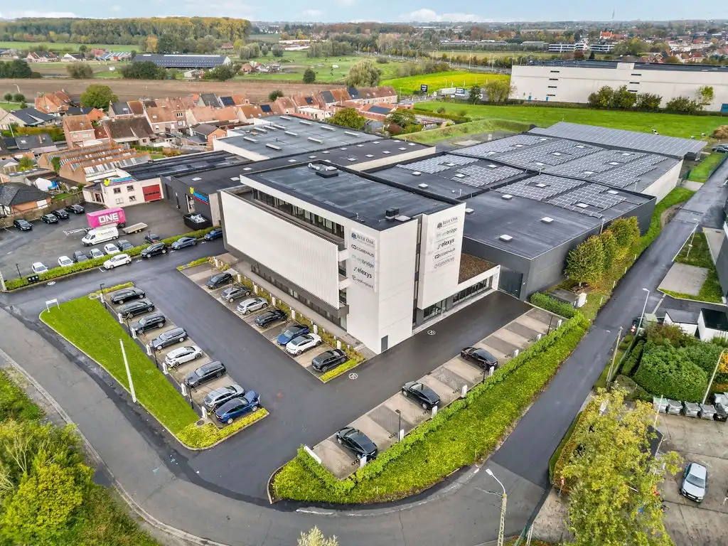 Semi-industrieel bedrijfsgebouw met buitenterrein en optionele all-in kantoren vlak aan de E17 te Deerlijk. foto 2