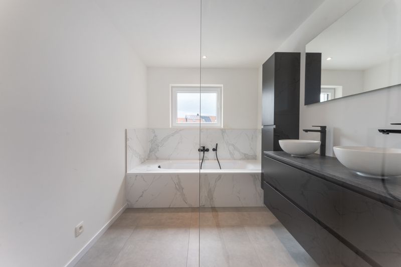 Rumbeke-'t Sterrebos. TWEEGEVEL-VILLA met hoogstaande afwerking, verfijnd interieur en ruime leefruimte. 3 slaapkamers en 2 badkamers. Exclusief mooi aanbod / uistekende ligging ! foto 8