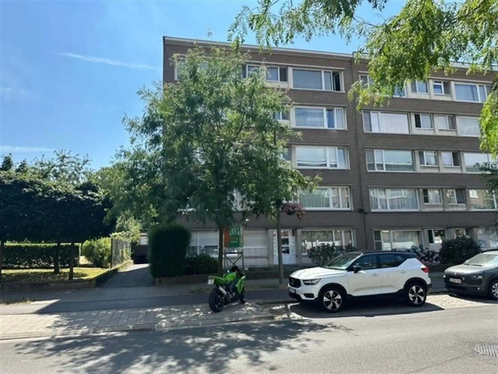 Achtergelegen garagebox met kantelpoort foto 4