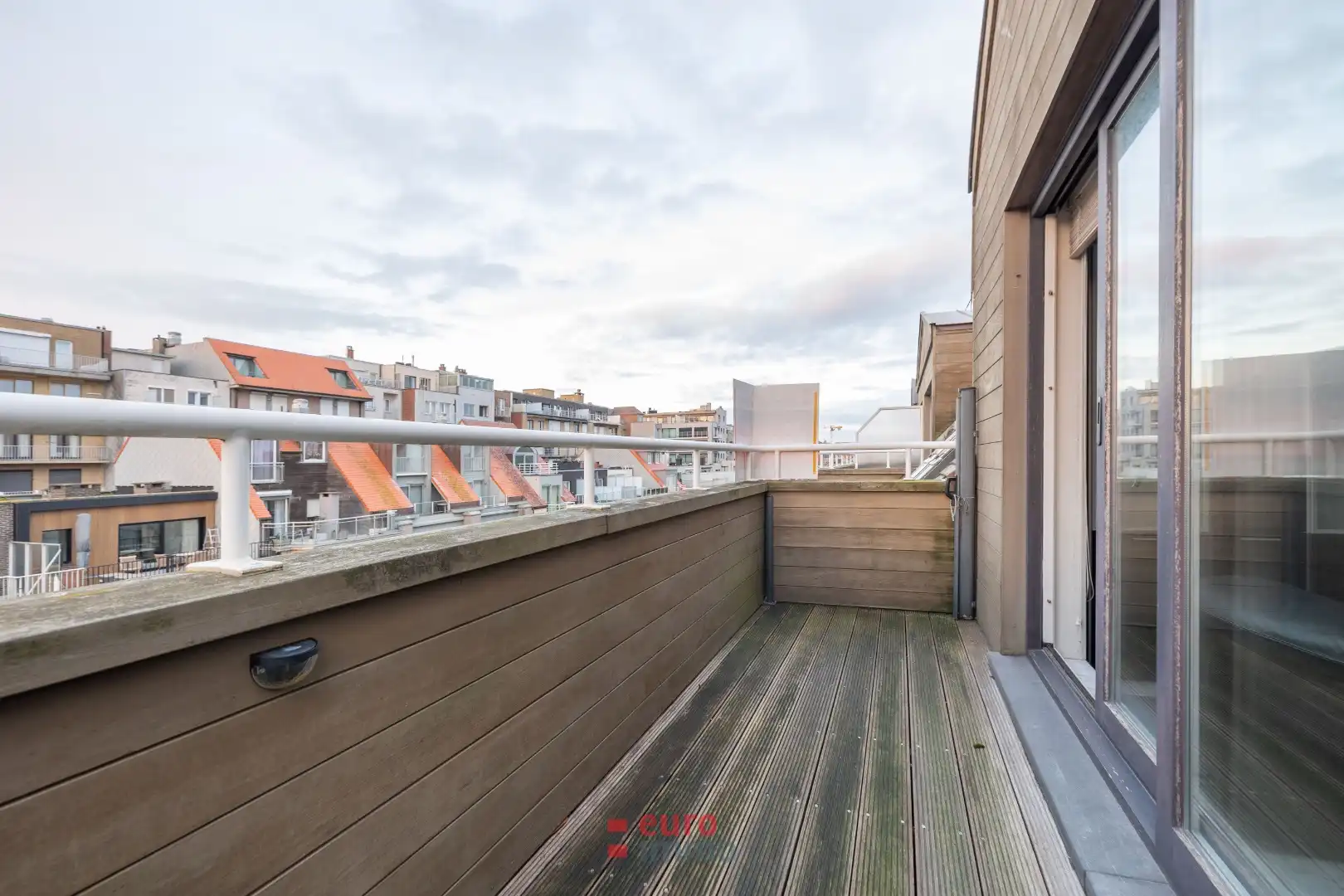 Ruim en lichtrijk appartement in de winkelstraat van Nieuwpoort foto 8