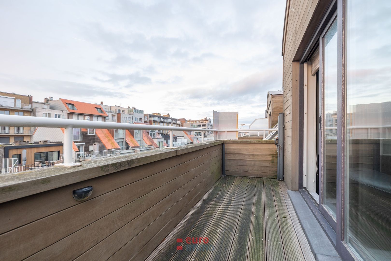 Ruim en lichtrijk appartement in de winkelstraat van Nieuwpoort foto 8