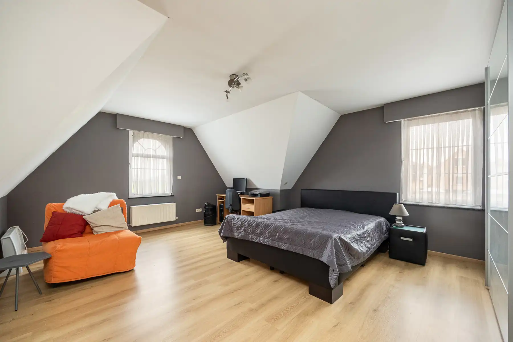 Energiezuinige villa met 5 slaapkamers en ruim bijgebouw op een perceel van 1.240m². foto 12