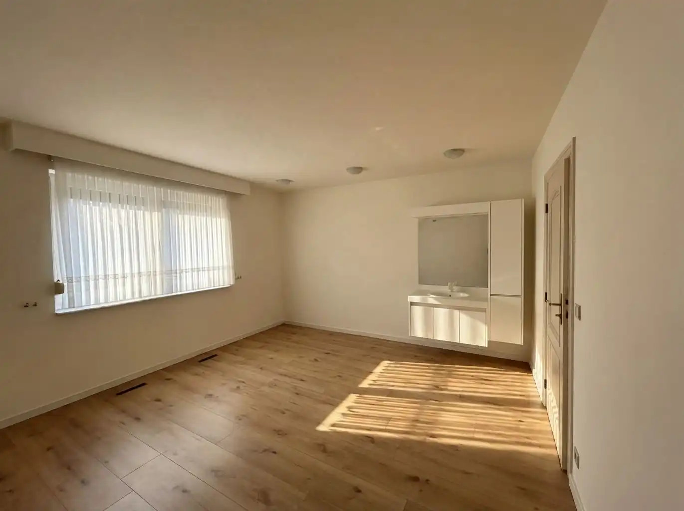 Zeer ruim gelijkvloers appartement voorzien van 2 (+1) slaapkamers, terrassen en afgesloten garagebox, gelegen nabij het centrum van Maaseik. foto 11