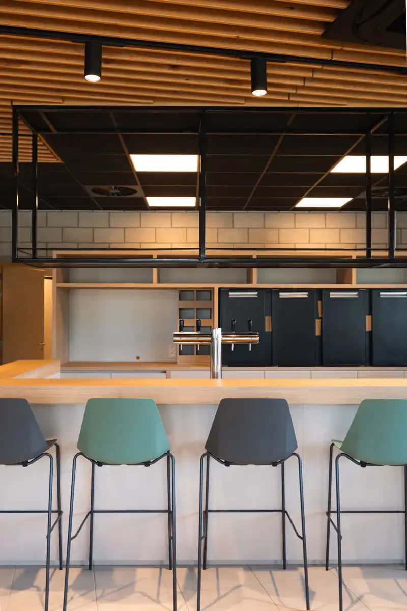 Recente en instapklare cafetaria met professionele keuken foto 8
