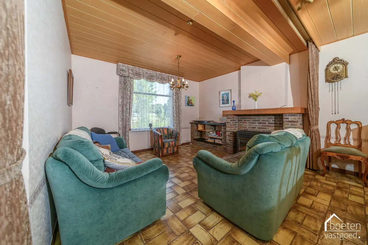 Veurne: Te renoveren stadswoning met heel wat mogelijkheden, 4 à 5 slpks, zonnig tuintje en dubbele garage op 236m² grondopp. foto 4