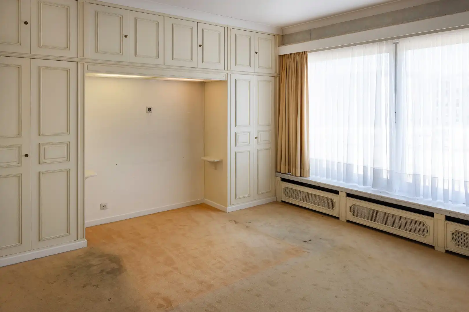 Ruim, te renoveren, appartement met 4 slpks en grote garage. foto 9