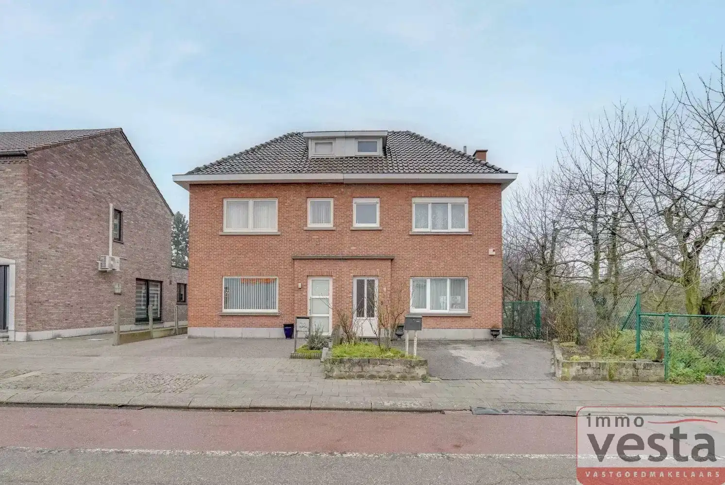 Ruime, te renoveren halfopen woning foto 2