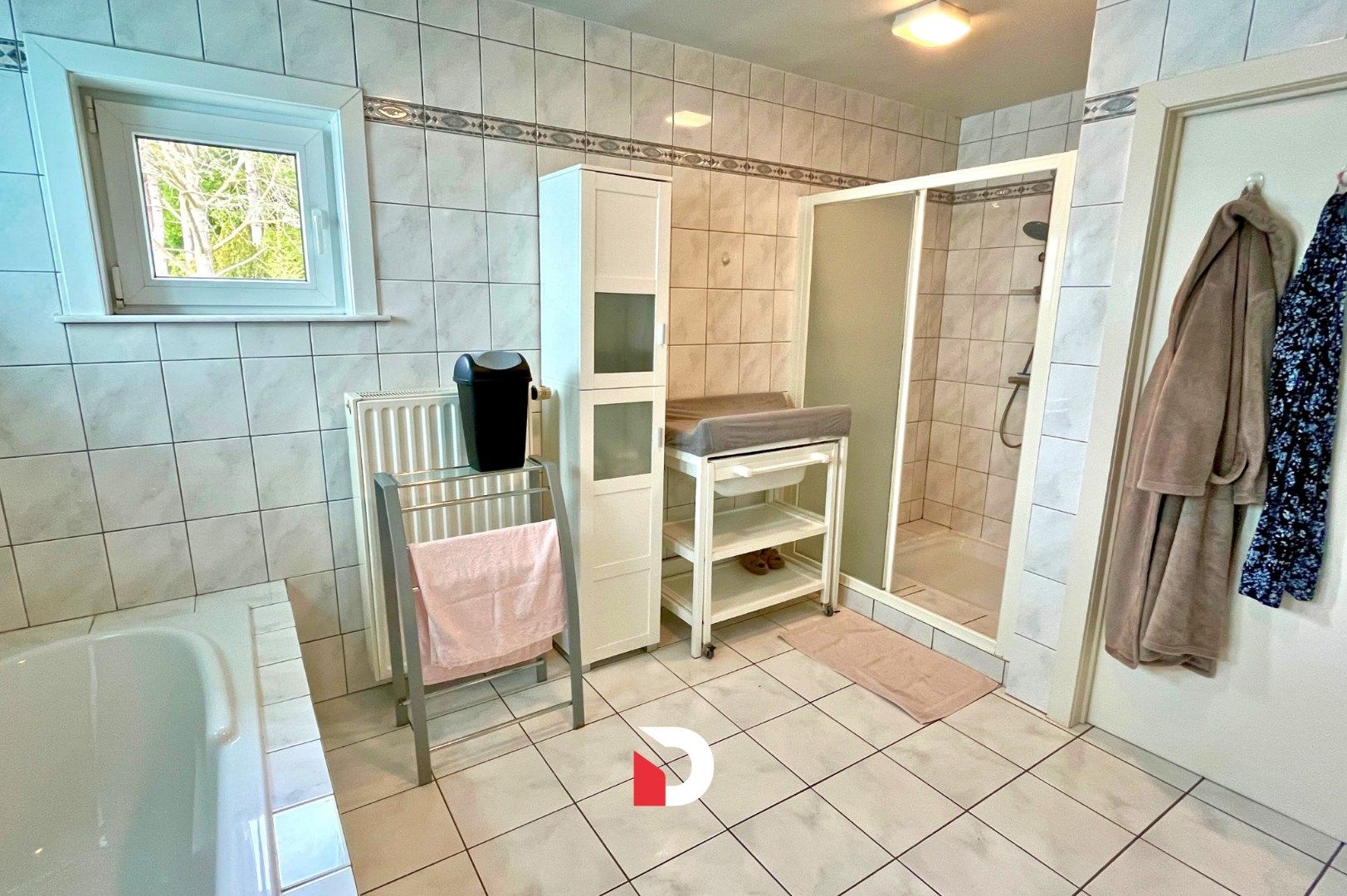 Ruime half open woning met 3 slaapkamers en prachtige tuin foto 11