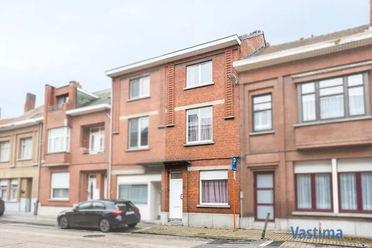 Deels gerenoveerde rijwoning met tuin nabij centrum Lebbeke foto {{pictureIndex}}