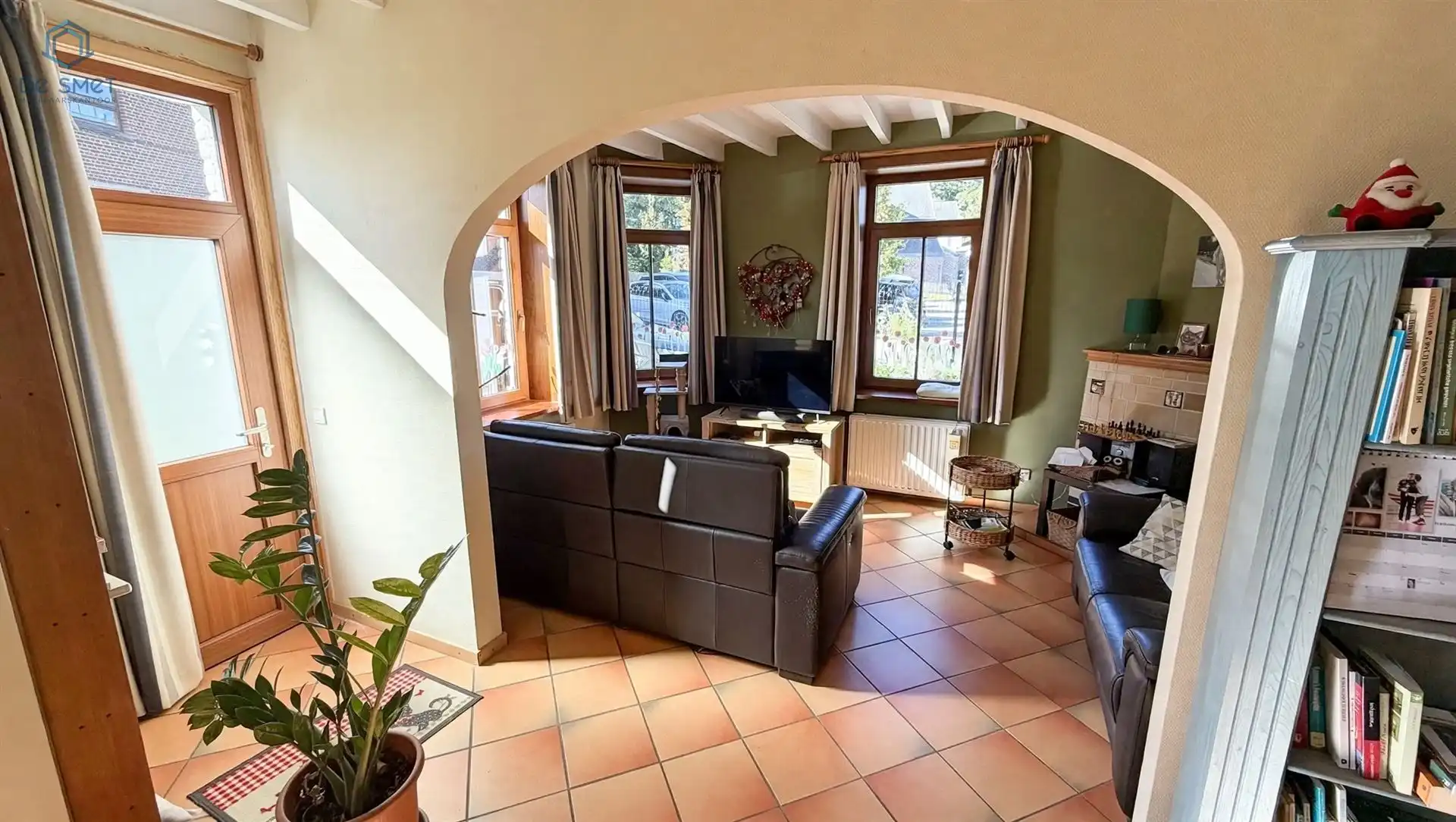 INSTAPKLARE WONING MET 4 SLAAPKAMERS, GARAGE EN VEELZIJDIG BIJGEBOUW foto 2