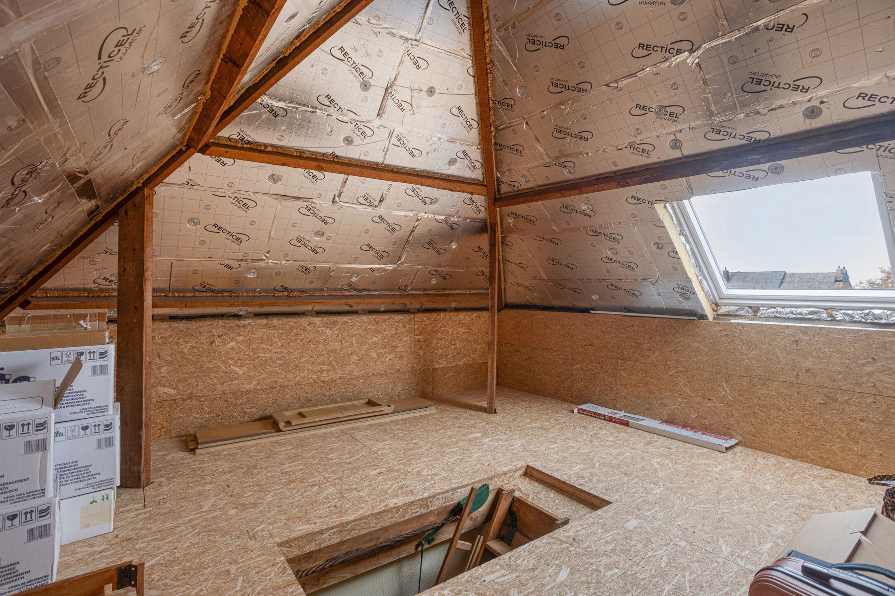 Te moderniseren halfopen woning met tuin en garage foto 19