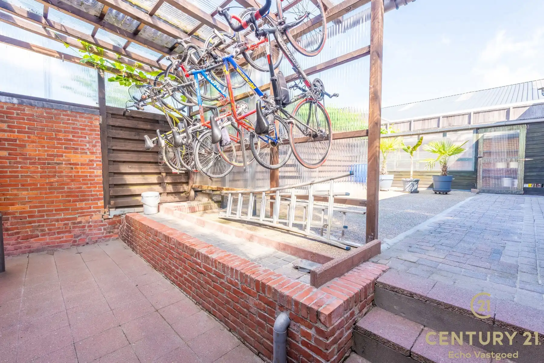 Ruim, startklaar handelspand met woonst op toplocatie foto 14