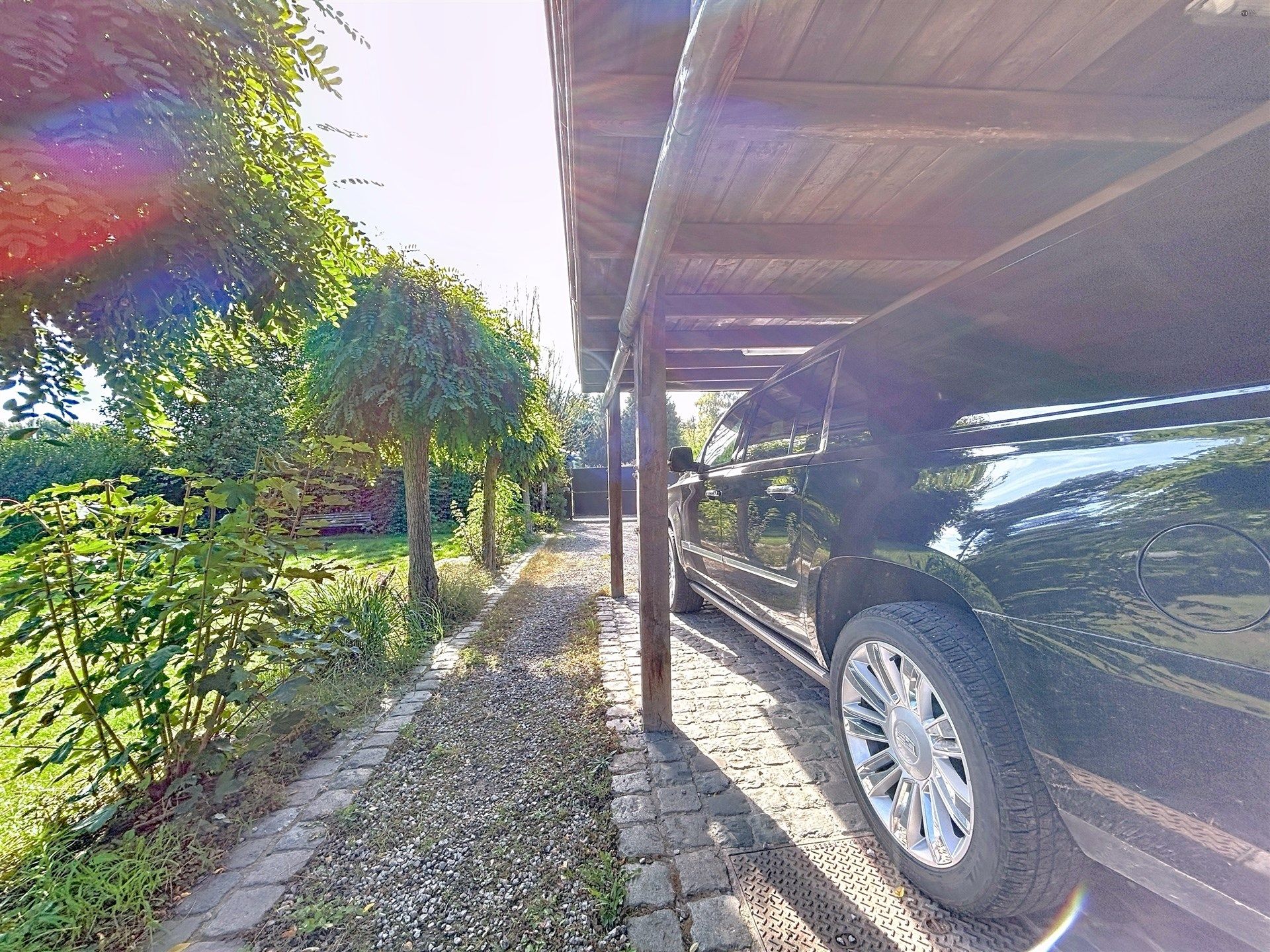 Charmante en zeer degelijke chalet met een ruime handige berging en carport. foto 17
