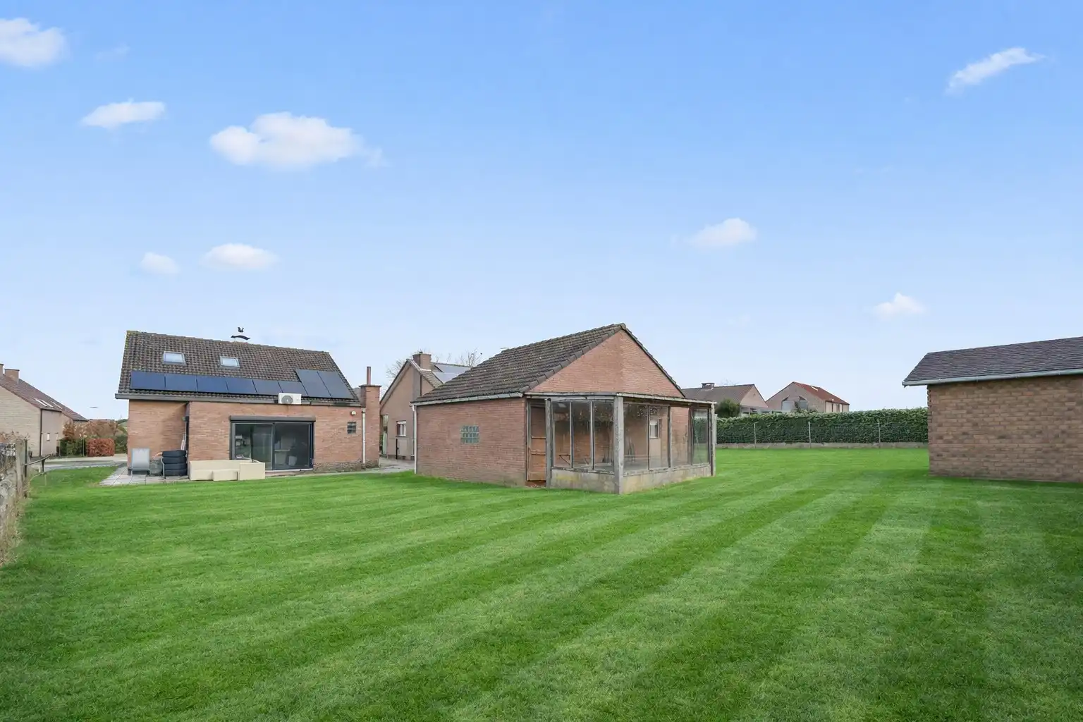 Ruime gezinswoning met mooie tuin en aparte garage in hartje Tielt-Winge. foto {{pictureIndex}}