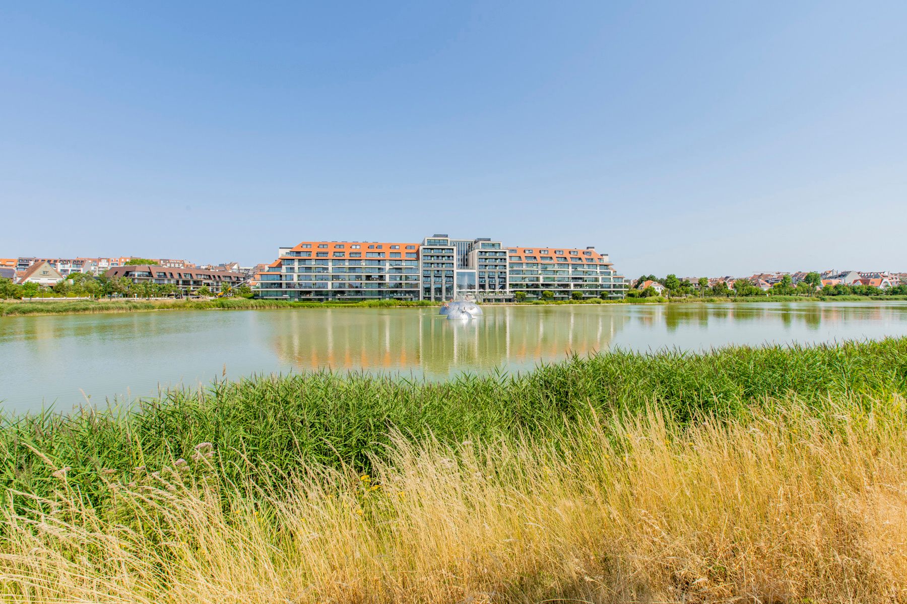 Volledig gerenoveerd appartement met frontaal meerzicht foto {{pictureIndex}}