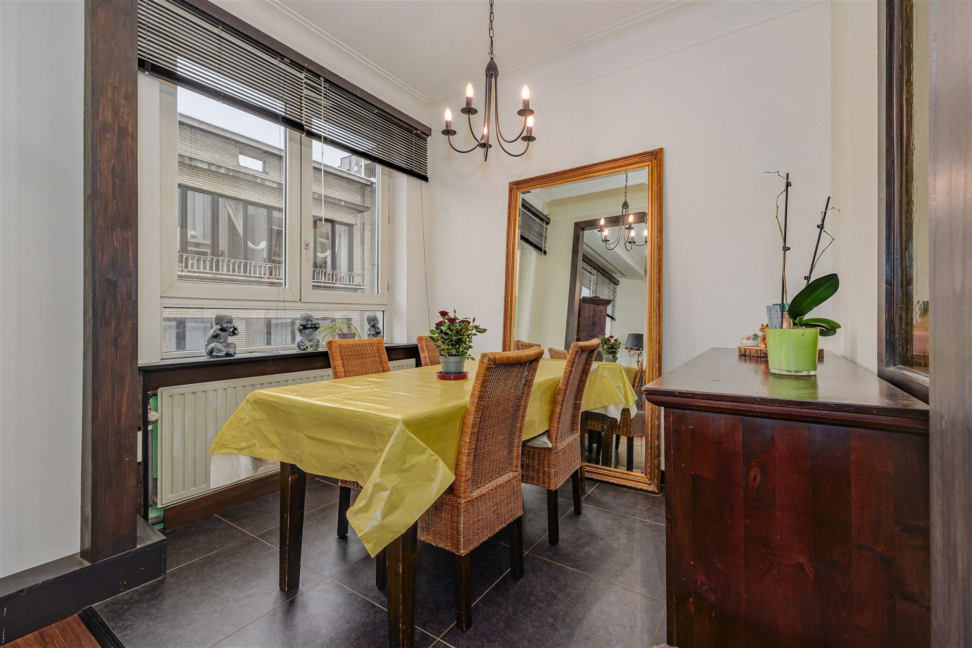 Perfect instapklaar appt met 2 slk + 2 badk vlakbij het Station foto 3