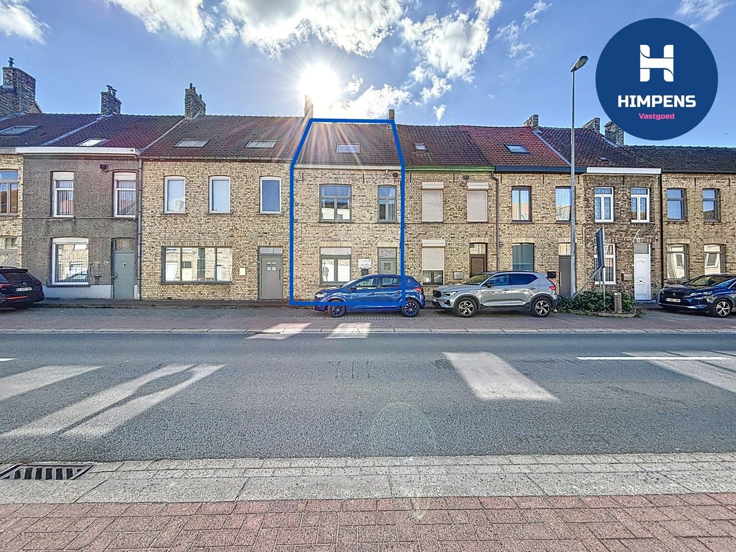 Prachtige lichtrijke rijwoning in hartje Veurne met terras, open keuken en 4 slaapkamers foto 1