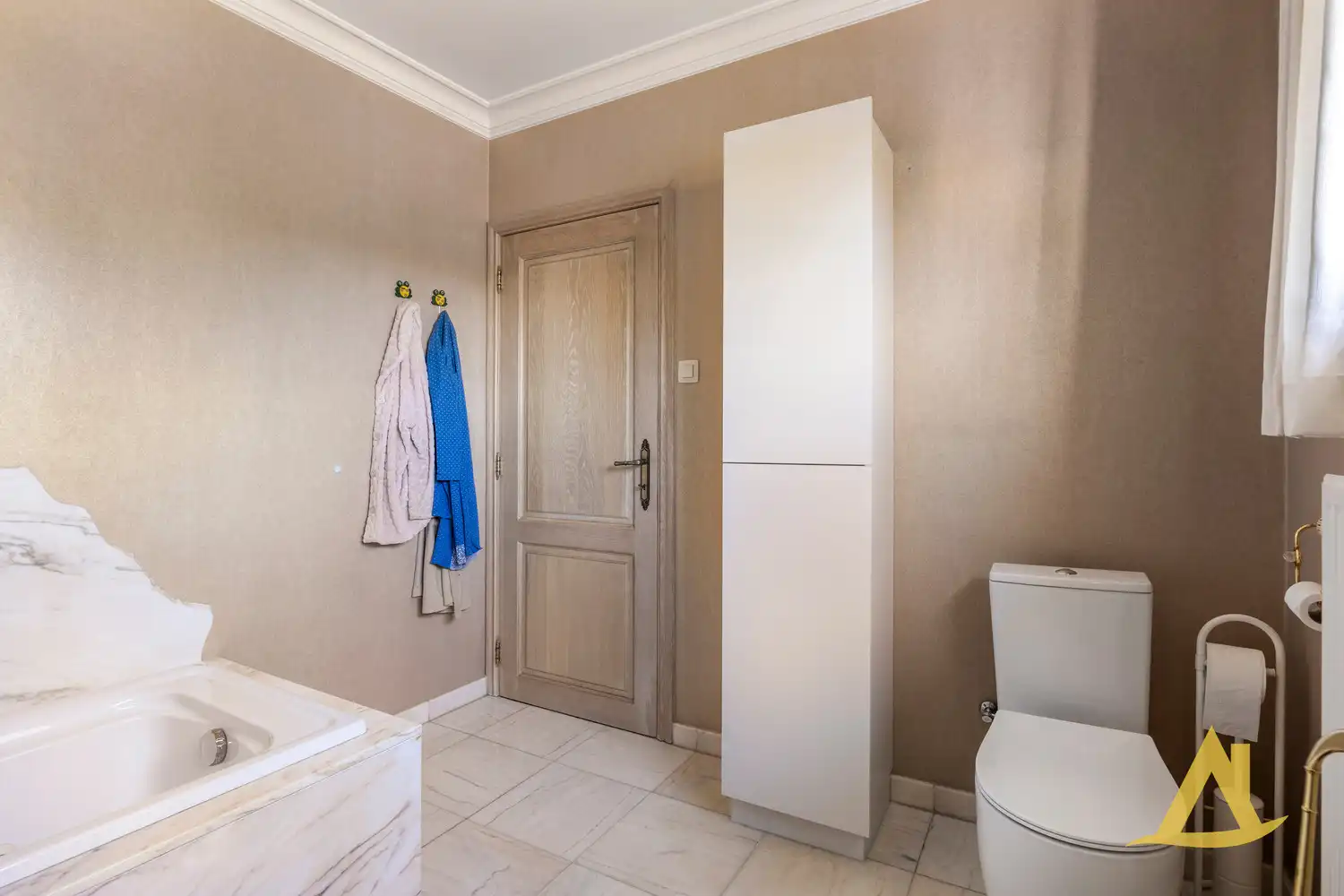 EXCLUSIEVE VILLA MET PARKTUIN EN ZWEMVIJVER OP EEN PERCEEL VAN 1HA 5A 16CA! foto 34