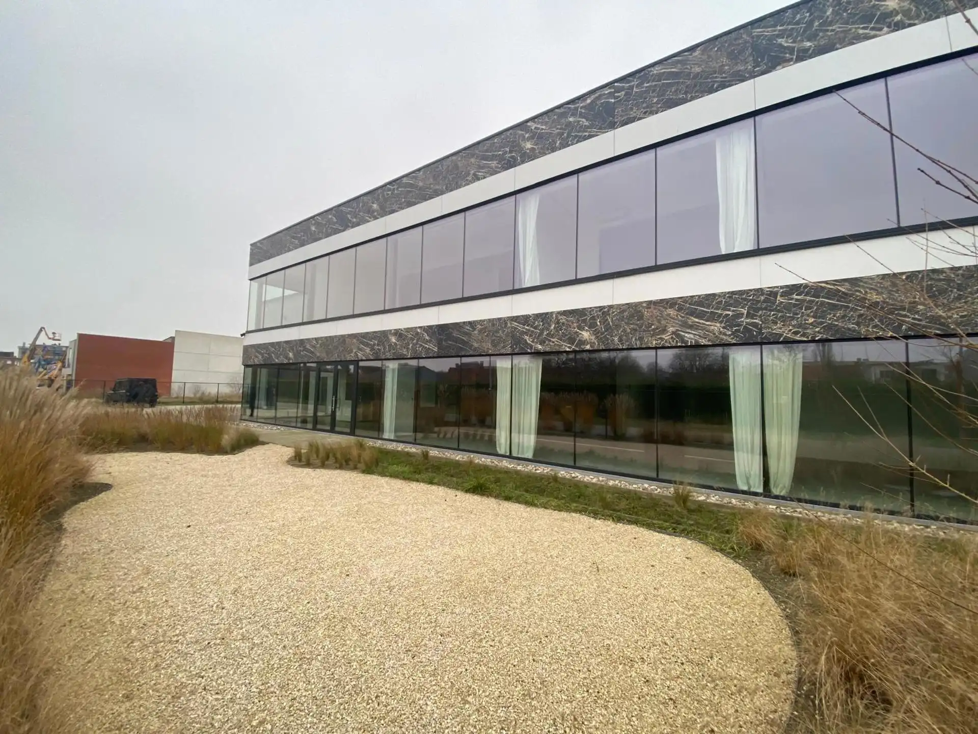 Zo goed als nieuw bedrijfsgebouw te huur in Sint-Niklaas foto {{pictureIndex}}