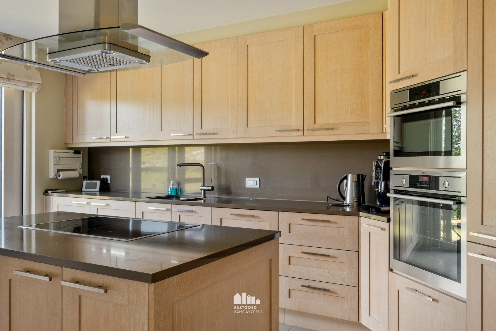 Goed onderhouden villa met grote tuin en twee garages op centrale ligging.   foto 12