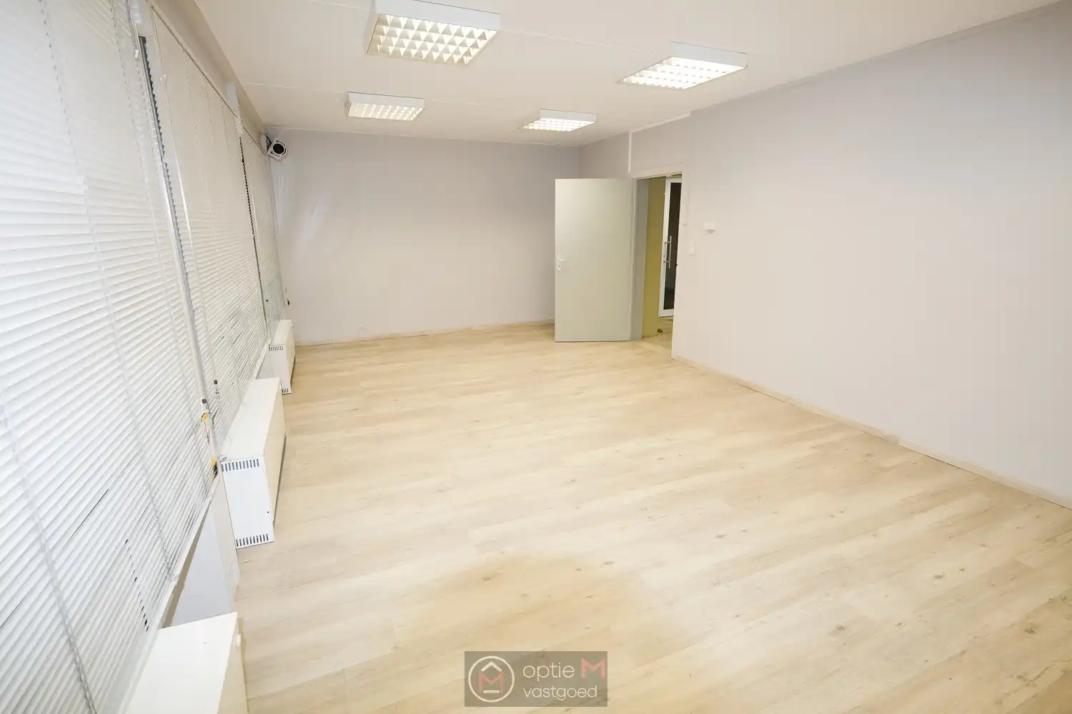 RUIM KANTOORGEBOUW OP TOPLIGGING IN BILZEN foto 12