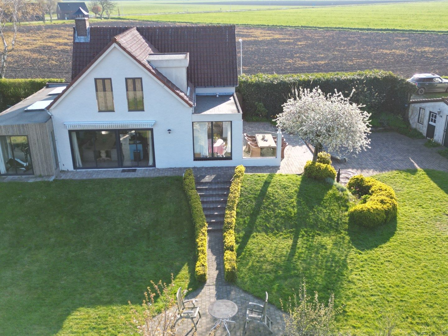 Zicht over de velden, op een zucht van zee foto 4