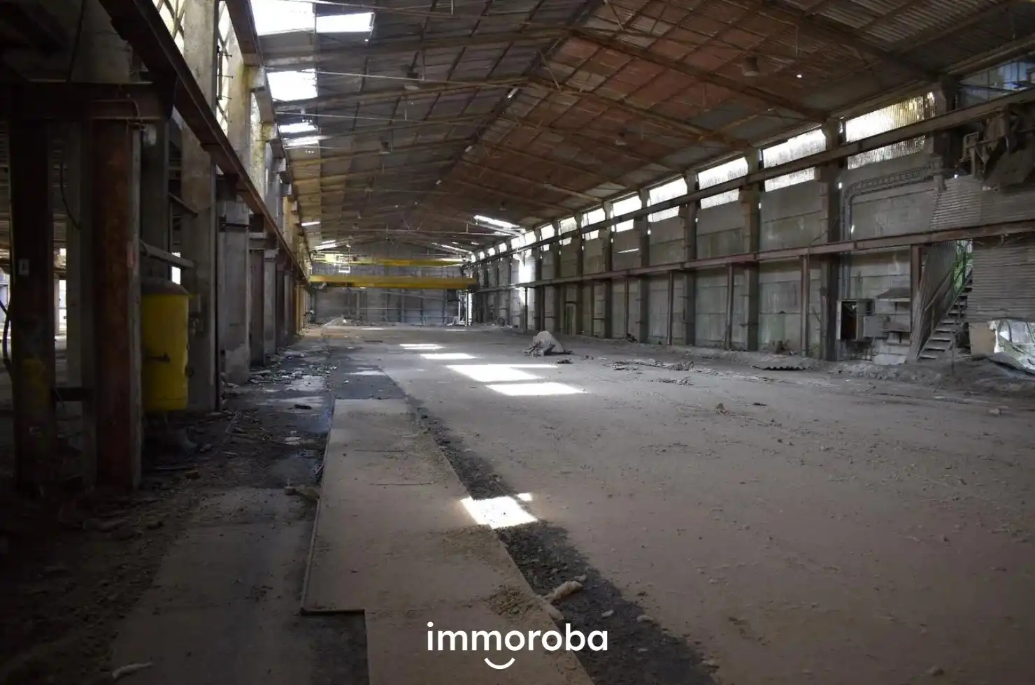 TE HUUR opslagruimte en buitenterreinen te Sint-Eloois-Vijve. foto {{pictureIndex}}