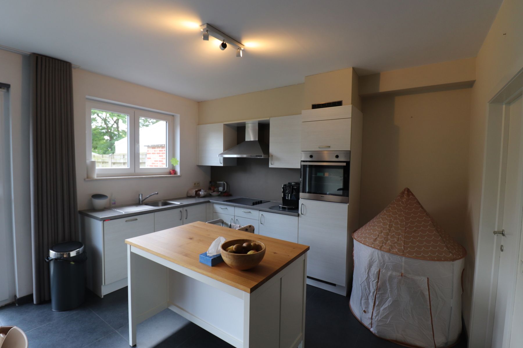 Halfopen bebouwing met 4 slaapkamers en tuin. foto 4
