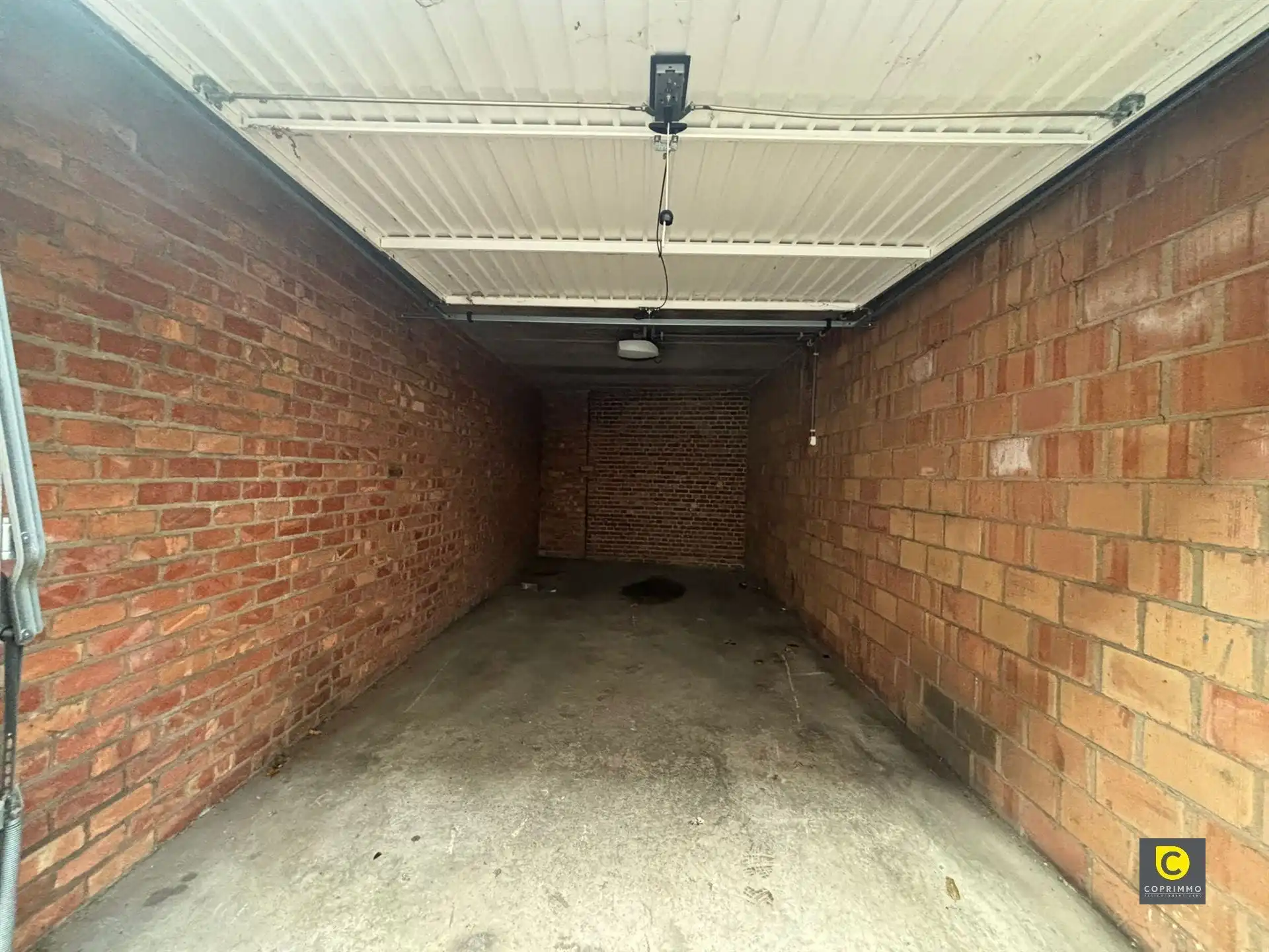 Garagebox met elektrische poort foto 3