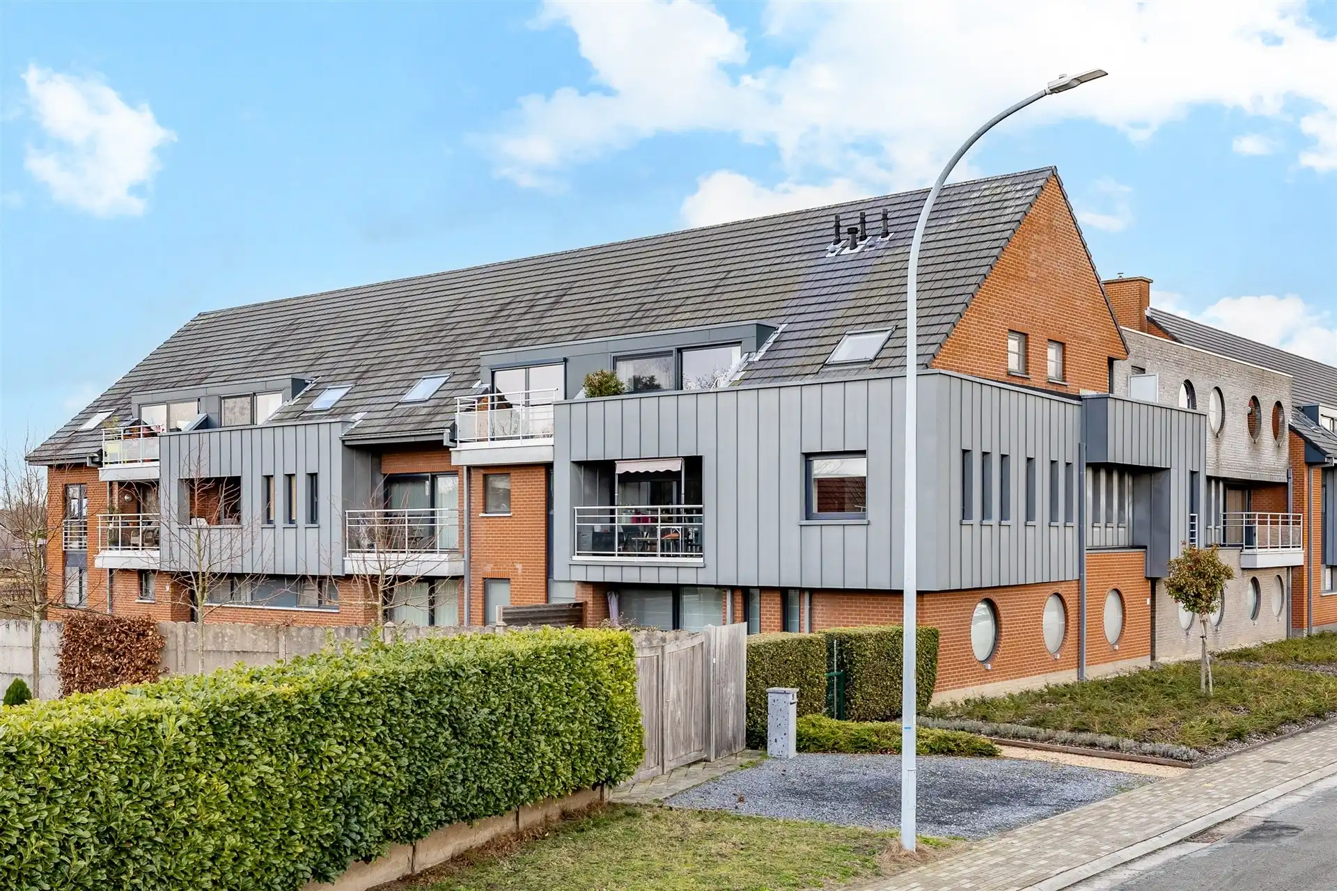 Instapklaar appartement met garagebox, centrum Laarne! foto 3