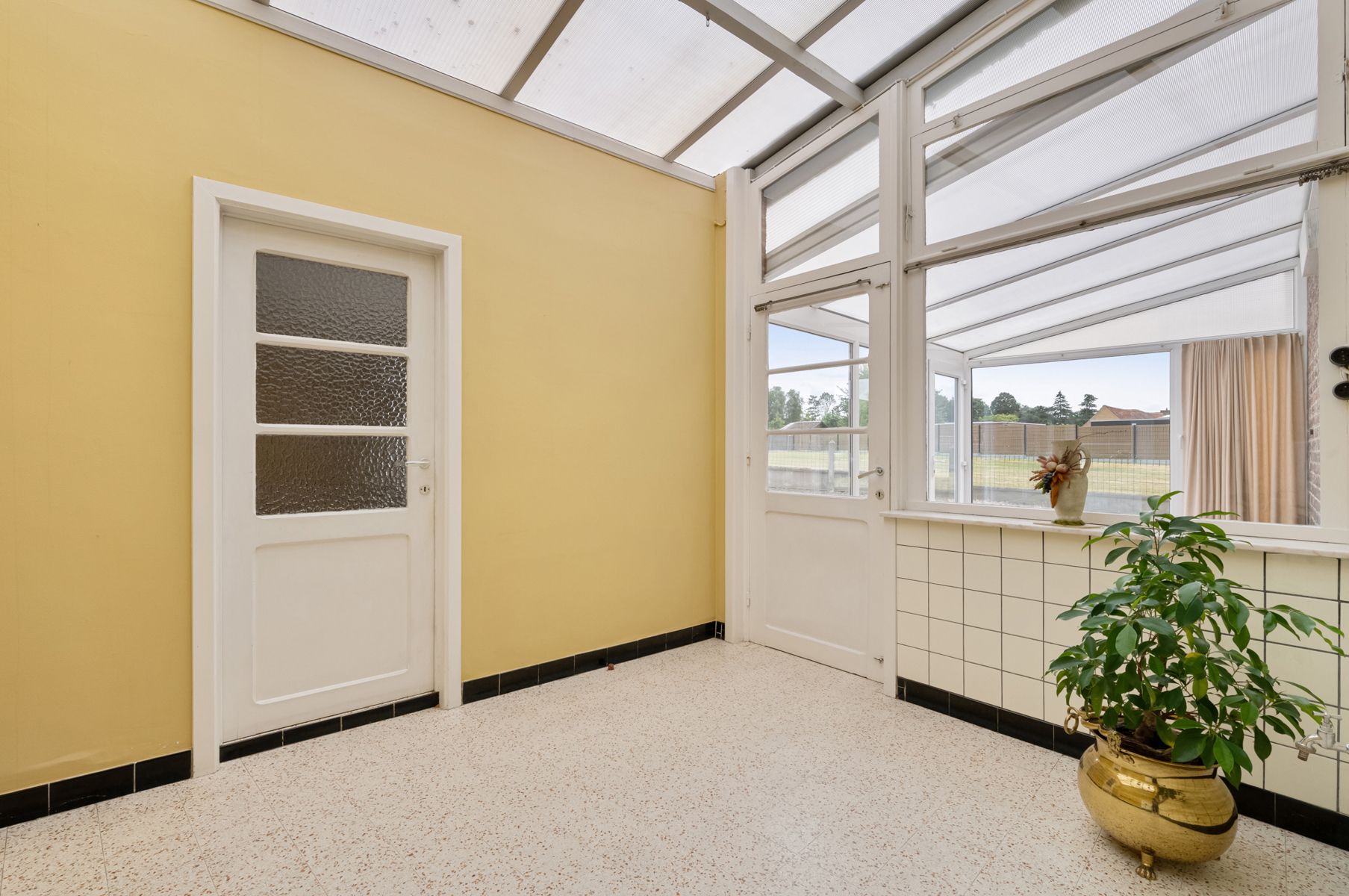 Grote, halfopen woning met grote weide foto 9