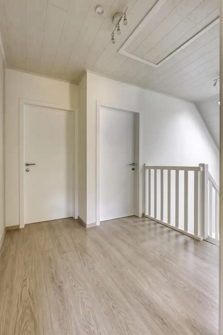 Vrijstaande woning van 2015 met 3 slaapkamers, volledige kelder en zuidgerichte tuin in Schilde. foto 8