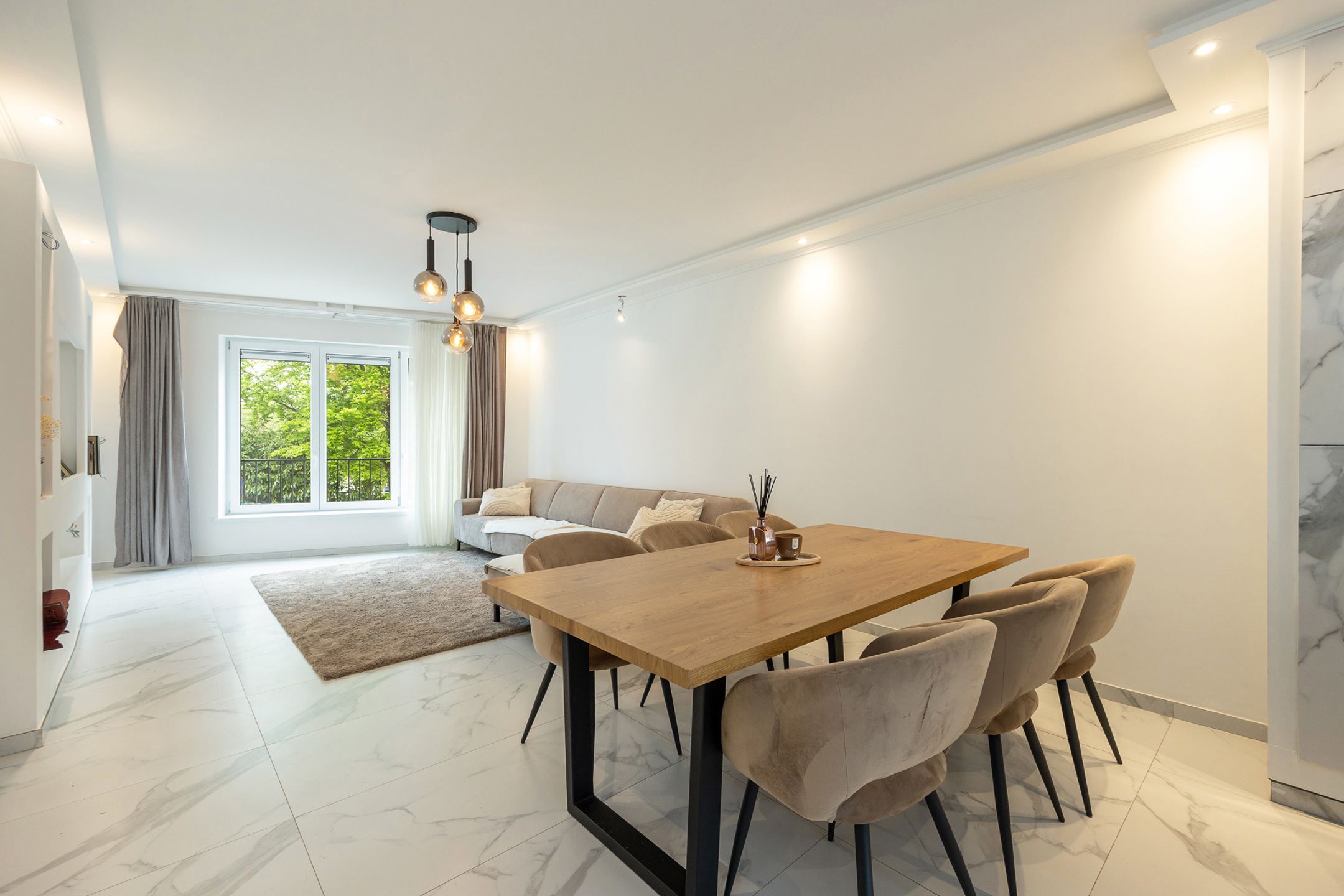 MERKSEM - Centraal gelegen ruim familie appartement met zonnig terras foto {{pictureIndex}}