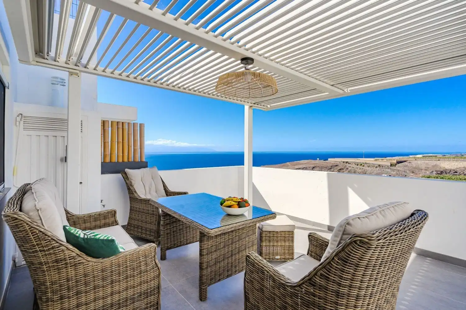 Gerenoveerde rijwoning omgebouwd tot 2 appartementen! foto {{pictureIndex}}