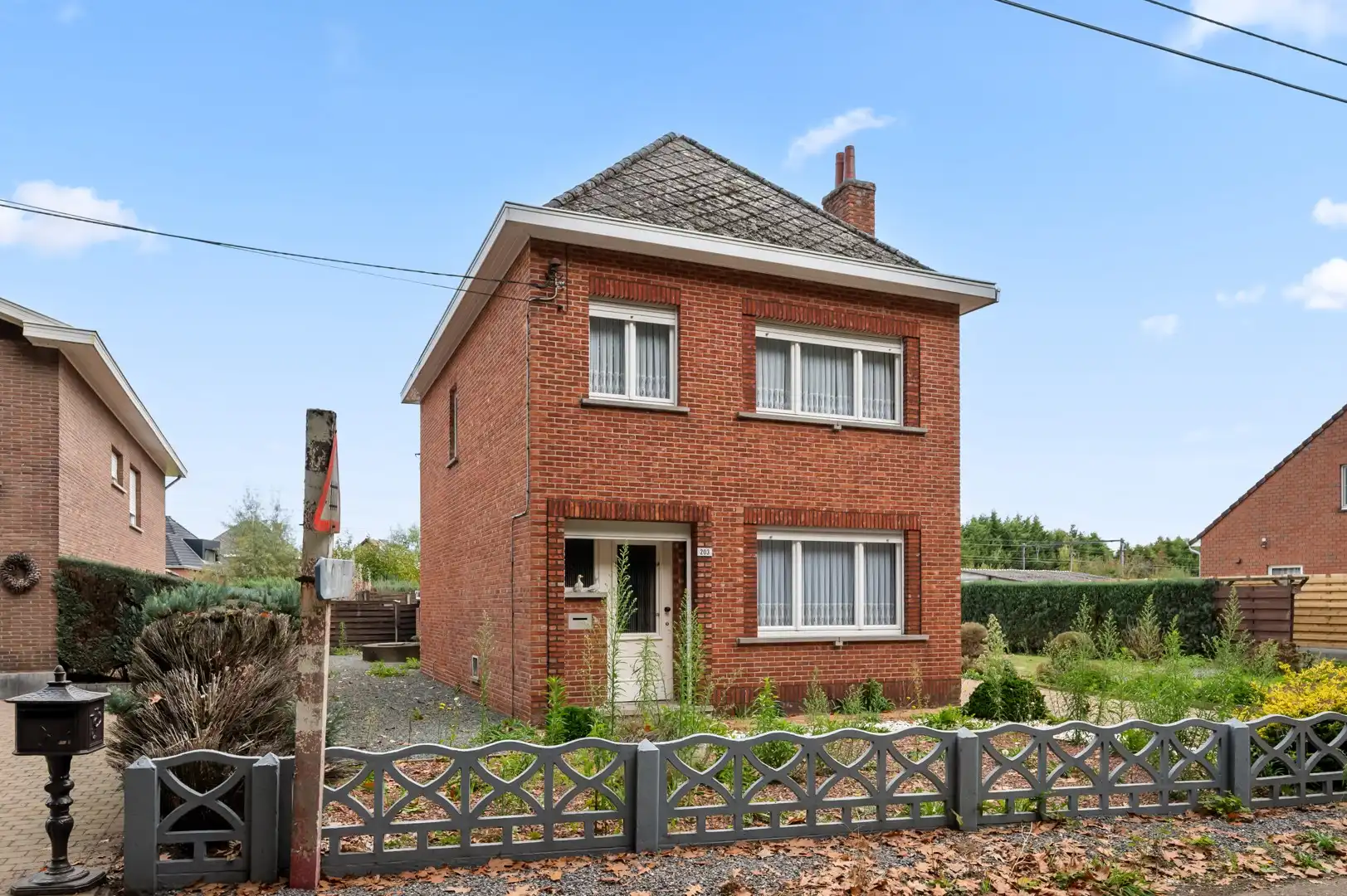 Renovatiewoning met grote tuin gelegen n een doodlopende straat over een bos foto 17