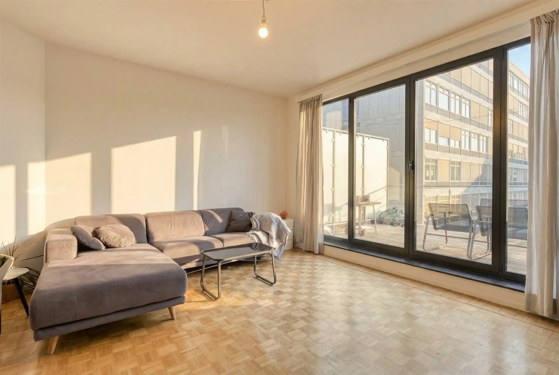 Urban Sky Living: Bright Top-Floor Apartment with Terraces. foto 3