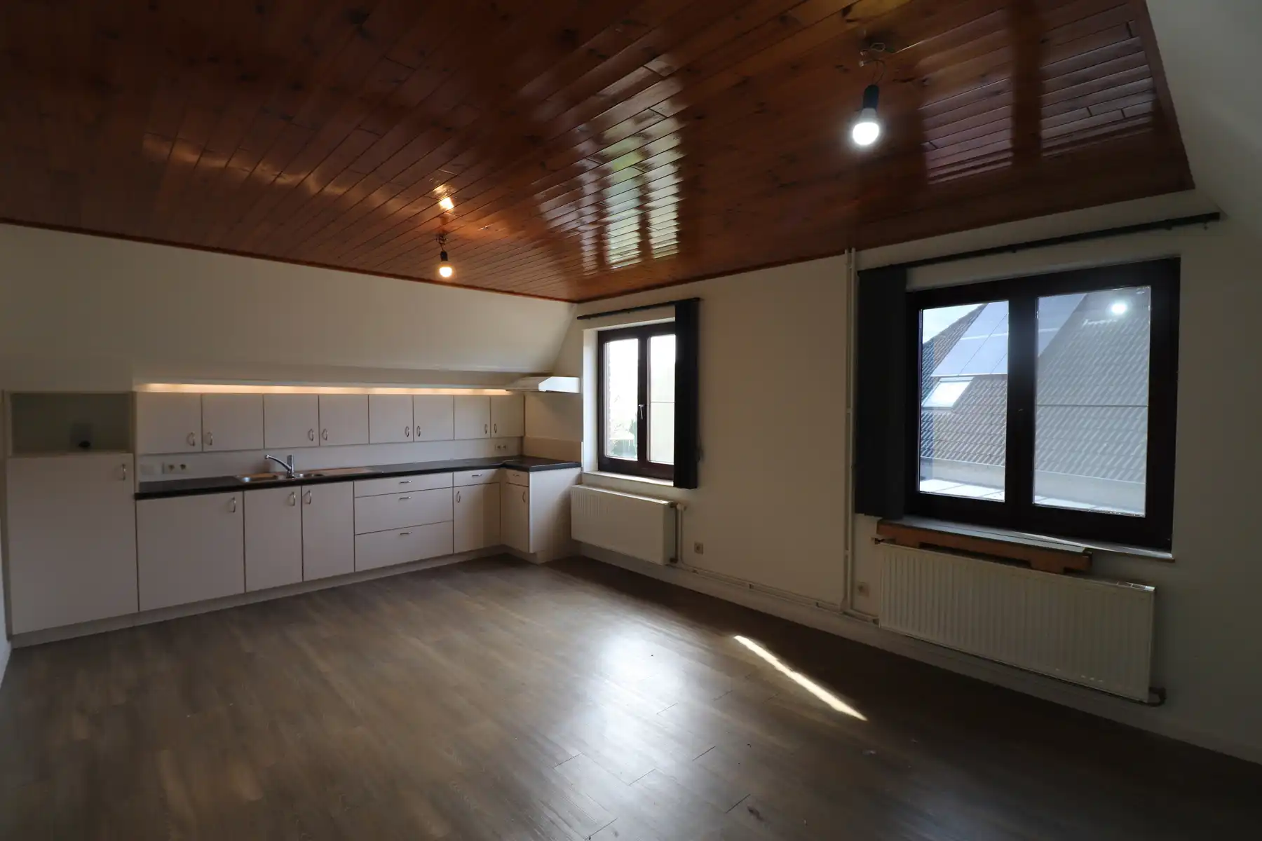 Appartement op de 1ste verdieping met carport/tuinberging en terras met tuin. foto 6