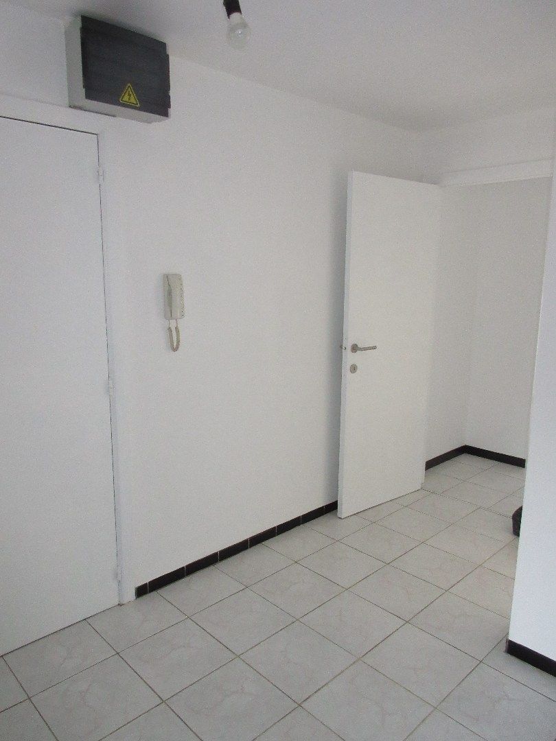 Volledig gerenoveerd 2 slaapkamer appartement met zonnige koer! foto 5